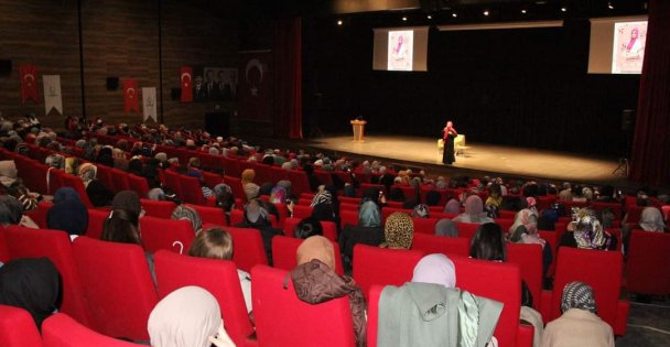 Çayırova'da ‘Mutlu Kadın, Mutlu Toplum' söyleşisi