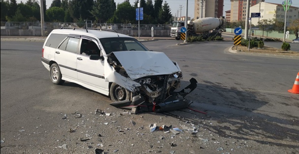 Çayırova'da Otomobille Kamyonet Çarpıştı
