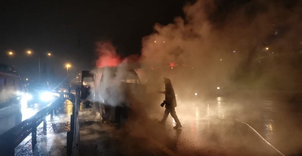 Çayırova'da seyir halindeki işçi servisinde yangın çıktı