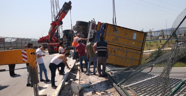Çayırova'da tır viyadükte asılı kaldı