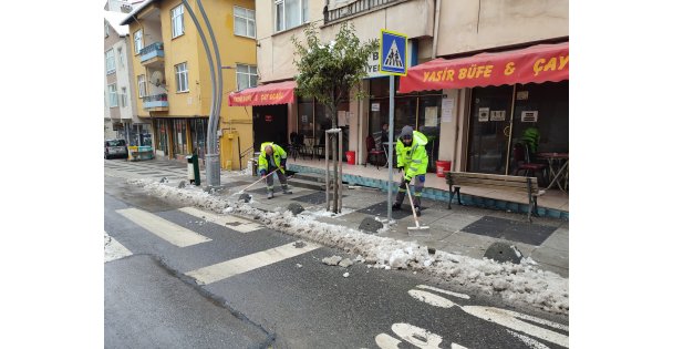 Çayırova'da Yollar Açık, Kaldırımlar Temizleniyor