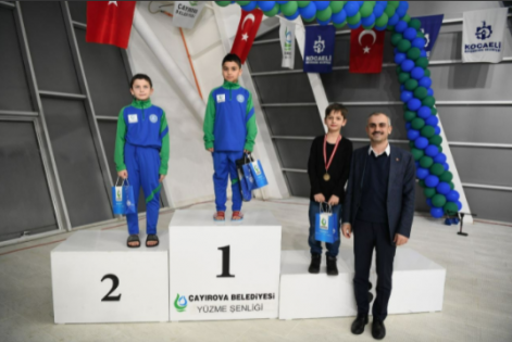 Çayırova'da Yüzme Şenliği Düzenlendi