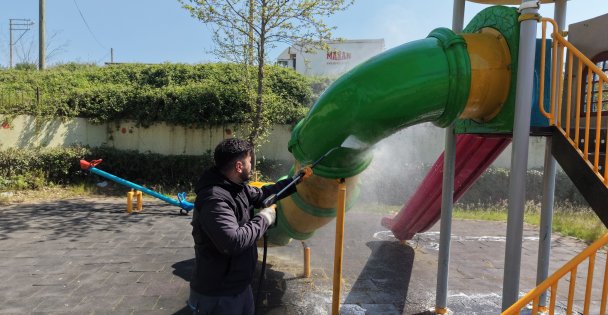 Çayırovadaki parkların oyun grupları yıkanıyor