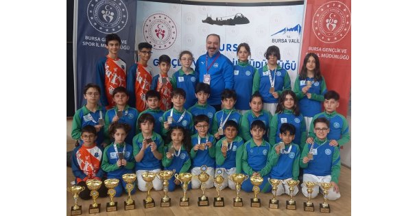 Çayırovalı karateciler Bursa'dan 15 kupa ve 14 madalyayla döndü