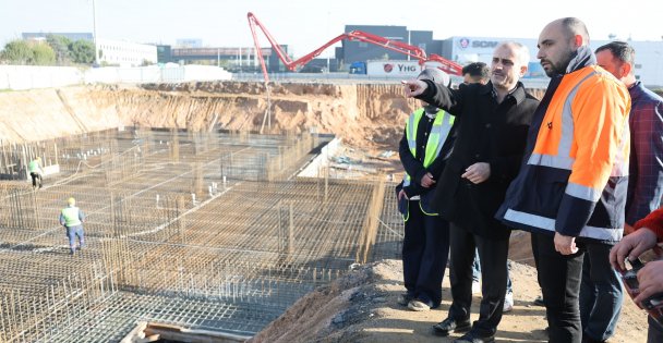 Çayırova'nın yeni meslek lisesinde temel betonu seriliyor