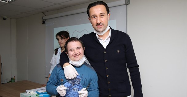 Cemil Meriç öğrencilerine diş muayenesi