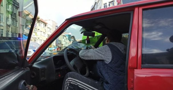 Çevirmeye Takılan Sürücü Cam Filmini Elleriyle Söktü