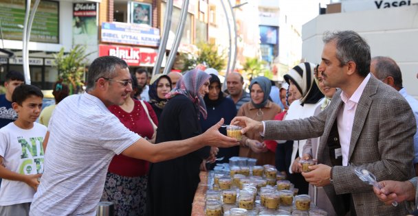 Çiftçi Aşure dağıttı, Canlarla iftarda buluştu