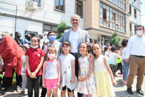 Çiftçi Çocuklarla Eğlendi