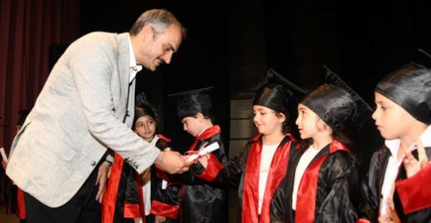 Çiftçi, miniklerin sevincine ortak oldu