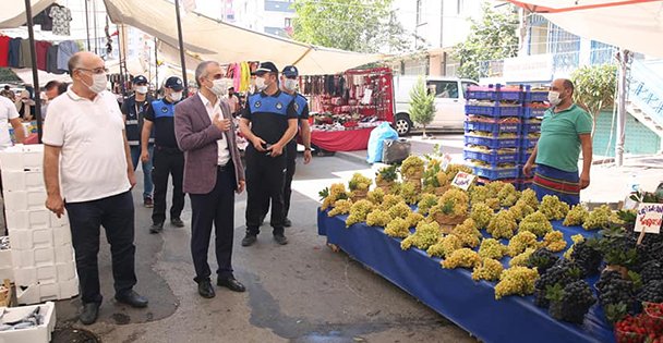 Çiftçi pazarı gezdi, esnafları dinledi