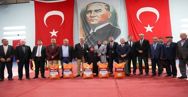 Çiftçilere 900 ton gübre dağıtıldı