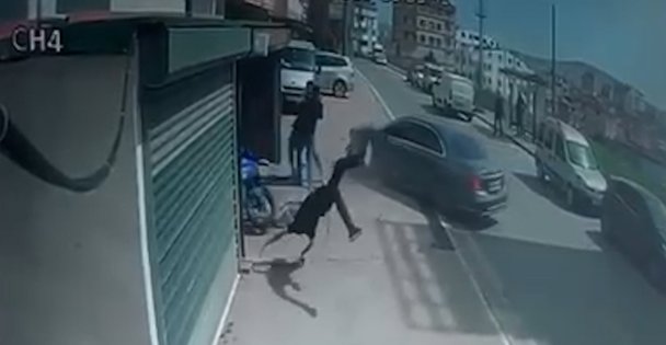 Çocuğunu tehdit ettiğini iddia ettiği motosikletliye otomobiliyle böyle çarptı