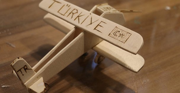 Maket uçaklarıyla Mehmetçiğin yanında