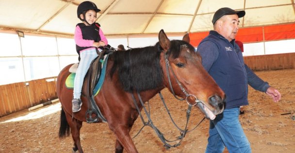 Çocuklar at binmeyi çok sevdi