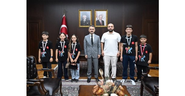 Çocuklar Muay Thai Türkiye Şampiyonasında Derece Yapan Sporculardan Vali Aktaş'a Ziyaret