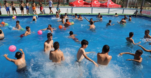Çocuklar portatif yüzme havuzunda keyifli anlar yaşayacak