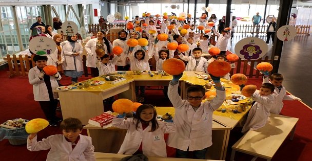 Çocuklara, bilim temalı doğum günü