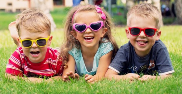 Çocukların göz sağlığı için erken yaşta güneş gözlüğü kullanmaya başlaması gerekiyor