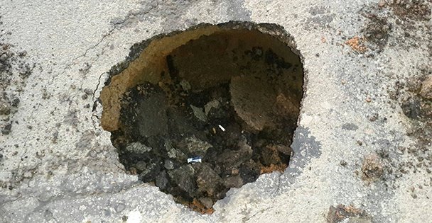 Çöken asfalt yama bekliyor!
