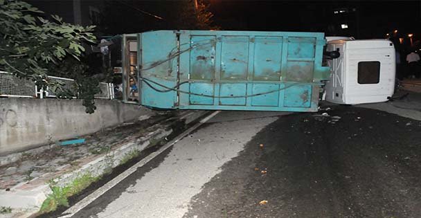Çöp Kamyonu Devrildi