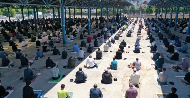 Cuma Namazı için ücretsiz maske ve seccade