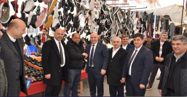 Cumartesi Pazarı'nda esnafla buluştu