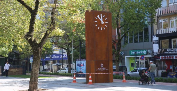 Cumhuriyet Bulvarı'nda Saat Kulesi Önünde Buluşalım