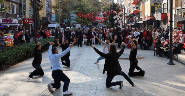 Cumhuriyet Bulvarı'nda zeybek gösterisi