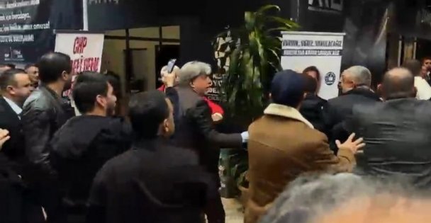 Cumhuriyet Halk Partisi (CHP) Kocaeli İl Başkanlığı'nın 39. Olağan Kongresi'nde, görüntü alınması sırasında bir partiliyle gazeteciler arasında yaşanan gerginlik arbedeye dönüştü.