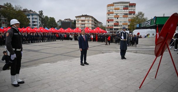 Cumhuriyetimizin 103. Yıl Dönümü Kutlamaları Çelenklerin Sunulmasıyla Başladı