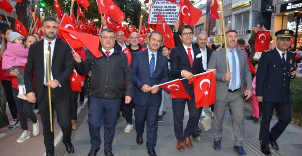 Cumhuriyetimizin 99. Yılında Düzenlenen Fener Alayına Binlerce Kocaeli Ellerinde Bayrak ve Meşaleler İle Katıldı