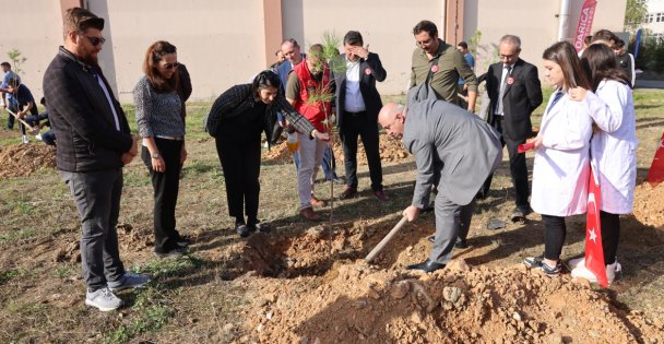 CUMHURİYETİN 100. YILI İÇİN FİDANLAR TOPRAKLA BULUŞTU