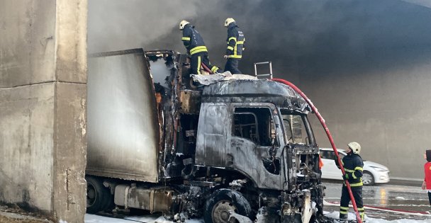 D-100'de çay yüklü tır alev alev yandı