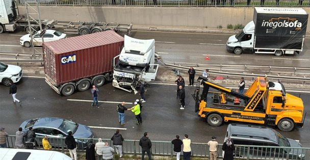 D-100de kazaya karışan tır makaslayarak karşı şeride geçti