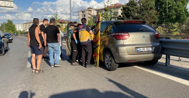 D-100de otomobil bariyerlere çarptı