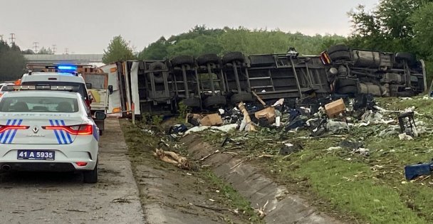 D-100'de tır devrildi, sebze kasaları yola saçıldı: 1 yaralı