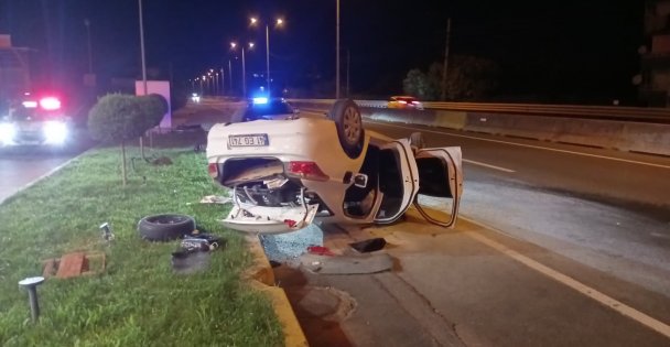 D-130 kara yolunda otomobil takla attı: 3 yaralı