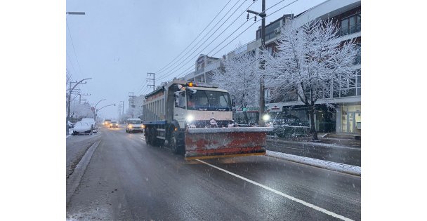 DARICA BELEDİYESİ KARLA MÜCADELE İÇİN CANLA BAŞLA ÇALIŞIYOR
