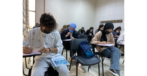 DARICA BELEDİYESİ, YÜZLERCE GENCİ GELECEĞE HAZIRLIYOR