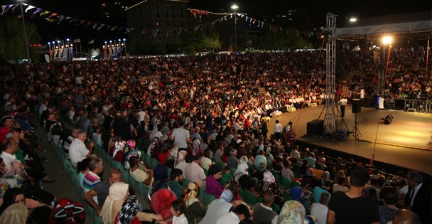 Darıca Karslılar Gecesinde Onbinlerce İnsanı Ağırladı