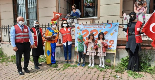 Darıca Kızılay, 23 Nisan'da Çocukları Unutmadı
