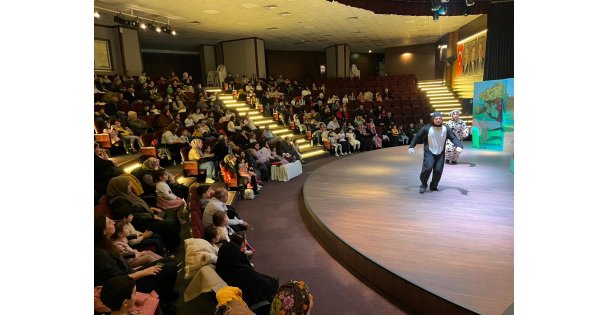 Darıca'da çocuklar hafta sonunu tiyatroyla değerlendiriyor