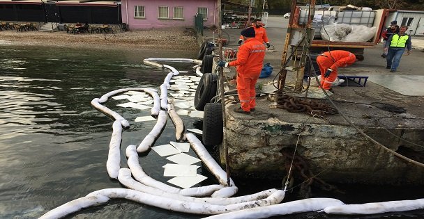 Darıca'da denize sızan yakıt temizleniyor