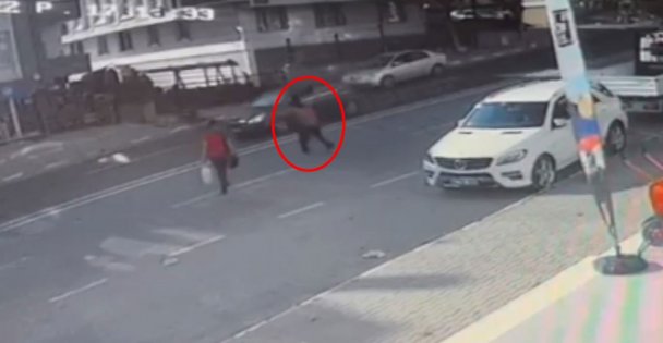 Darıca'da karşıya geçmeye çalışan kadına araba çarptı