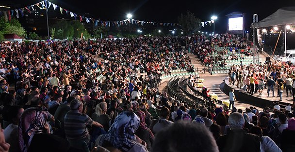 Darıca'da Sahne Diyarbakırlıların