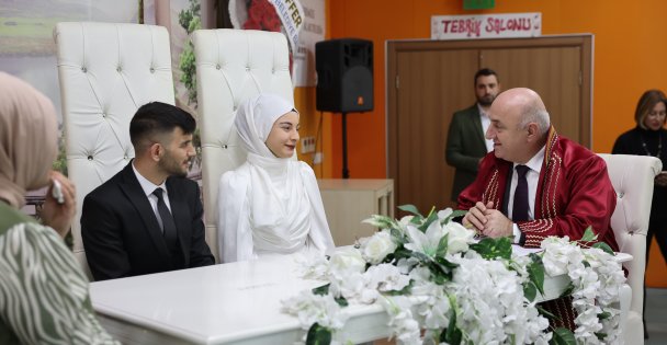 Darıca'da Yeni Yılın İlk Nikahı Kıyıldı