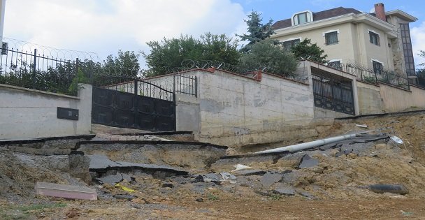 Darıca'da yol çökmesi