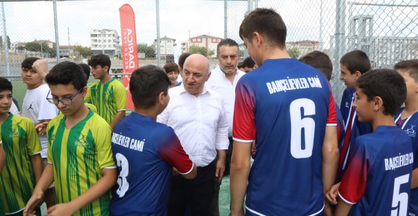 Darıcalı gençler, camiler arası futbol turnuvasında ter döküyor