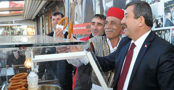 Darıca'ya tatlı dağıttı!